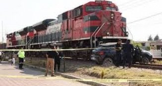 Tragedia en Amaxac: tren embiste auto y mueren madre e hija