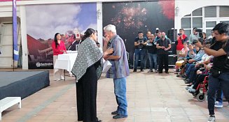 Guadalupe Cuautle entrega 190 auxiliares auditivos en San Andrés Cholula