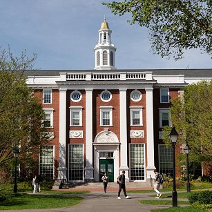 Trump prohíbe a Harvard recibir estudiantes extranjeros por “riesgos”