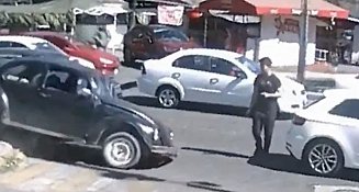 ¡Insólito! Joven se salva de ser atropellado por auto sin frenos en Naucalpan