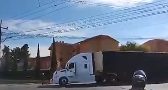 Tráiler es arrastrado por tren en Celaya, Guanajuato: sin heridos pero con grandes daños