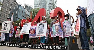 Padres de Ayotzinapa mantienen esperanza en Sheinbaum y critican a López Obrador a 10 años de la desaparición de los 43 estudiantes