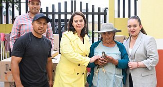 Reciben familias de Huamantla paquetes de especies menores