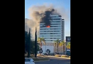 Fuerte incendio en Angelópolis: edificio evacuado y un herido leve