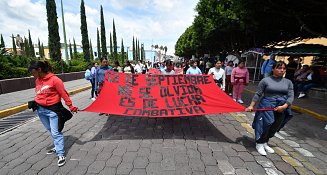 Marchan normalistas en Tlaxcala; piden atención a pliego petitorio