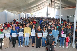 Encabeza Lupita Cuautle entrega de apoyos a familias sanandreseñas