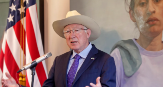 Ken Salazar confía en una transición pacífica y en fortalecer la relación México-EE. UU.