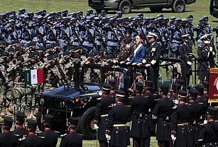 Sheinbaum reafirma su compromiso como primera Comandanta Suprema de México