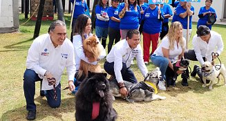 Humberto Aguilar firma compromiso en favor de los derechos de los animales