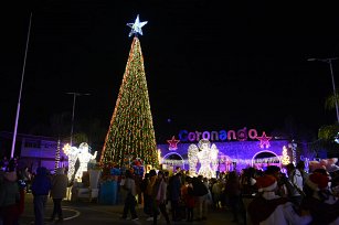 Armando Aguirre enciende el Árbol de Navidad en Coronango