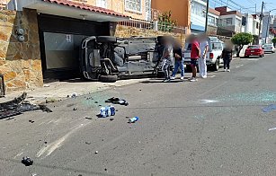 Accidente en Chula Vista: camioneta termina volcada tras fuerte choque