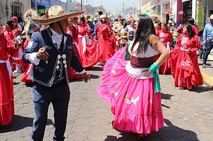 Según los cronistas de Cholula, Tonantzin Fernández es la primera presidenta en la historia del Carnaval que participa y desfila con los batallones 