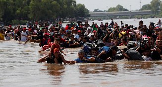 Miles de migrantes cruzan a pie por México, tras la tragedia en Texas