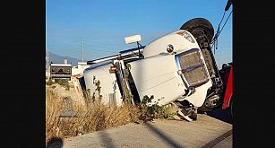 Volcadura de tráiler en Periférico Ecológico causa caos vial en Puebla