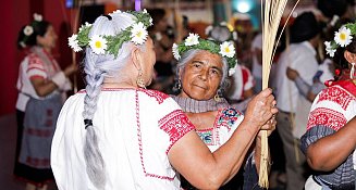Adultos mayores representan el Xochipitzahuátl en Tlaxcalancingo como parte de la preservación cultural