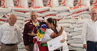 Claudia Sheinbaum entrega fertilizantes gratuitos a campesinos