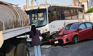 Choque entre unidad de RUTA y auto en 11 Norte, Puebla: tráfico y daños