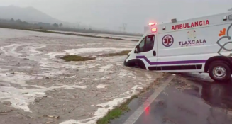 Pobladores de Zaragoza salvan ambulancia atrapada en calle inundada