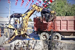 Omar Muñoz encabeza faena comunitaria en Chautenco para rehabilitar el “Puente Colorado”