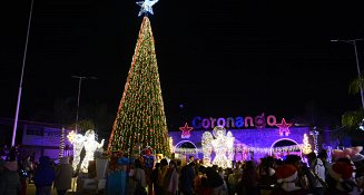 Armando Aguirre enciende el Árbol de Navidad en Coronango