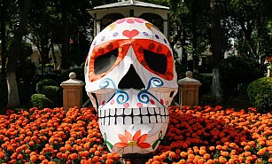 Descubre la Calavera Monumental de San Pablo Apetatitlán: Celebración de Día de Muertos