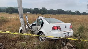 Mujer pierde la vida al chocar su vehículo contra un poste en Atlangatepec; una menor resulta herida