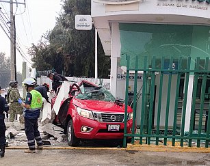 Sobreviven taqueros de Xiloxochitla a aparatoso accidente, en Panotla