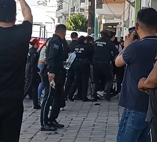 Denuncian y exhiben abuso de autoridad de policías en Chiautempan 