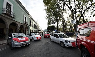 Maestros de Tlaxcala exigen justicia educativa bloqueando calles céntricas