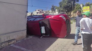 Sujetos vuelcan su camioneta en Acxotla del Río