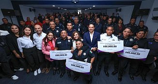 Gobernadora Cuéllar entrega subsidios para mejorar viviendas de policías