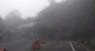 Derrumbe en la autopista Puebla-Orizaba genera cierre y contraflujo