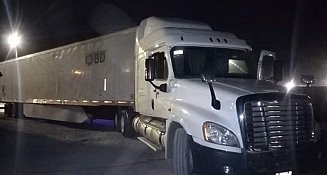 Detienen a hombre en Juárez por trasladar 27 migrantes en tráiler