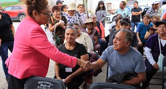 Tere Alfaro entrega despensas a adultos mayores de Cuautlancingo 