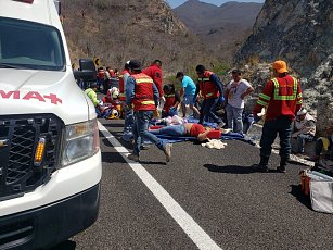 Suman 18 los fallecidos por accidente en Oaxaca tras volcadura de autobús