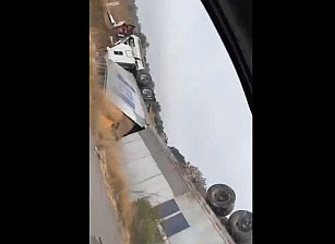 Tráiler volcado en la autopista Amozoc-Perote: tránsito lento y atención vial