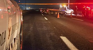 Motociclistas chocan contra grúa sin señalización en la Apizaco-Tlaxcala; uno murió y otro quedó gravemente herido