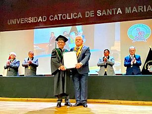 Entregan Doctorado Honoris Causa a rector de la UATx en Perú 