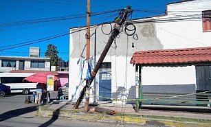 Vecinos exigen solución urgente tras caída de poste en San Esteban Tizatlán