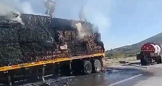 Tráiler incendiado cierra el macrolibramiento de Guadalajara