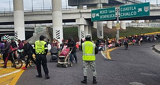 Caos vial en la autopista México-Puebla por caravana migrante y obras