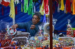 Comerciantes de Santa Ana Chiautempan enfrentan desafíos: ¡Apoya el comercio local esta Navidad!