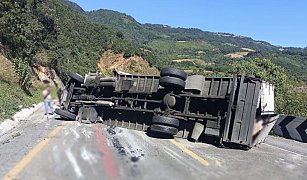 Accidente en Puebla-Córdoba: cierre intermitente por volcadura de tráiler