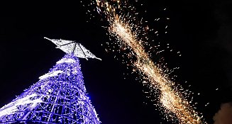 San Andrés Cholula se ilumina con encendido del Árbol Navideño