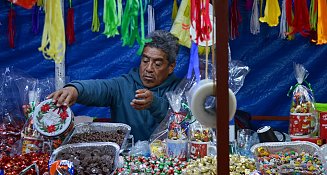 Comerciantes de Santa Ana Chiautempan enfrentan desafíos: ¡Apoya el comercio local esta Navidad!