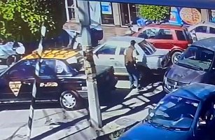 Ladrones roban automóvil en Puebla a plena luz del día: Video evidencia el crimen