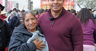 Entrega Omar Muñoz chamarras en la cabecera municipal con el programa un apapacho al corazón 