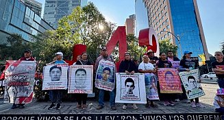 Claudia Sheinbaum se reúne con familiares de los normalistas de Ayotzinapa