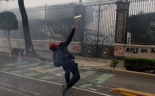 Protestas por Ayotzinapa: Manifestantes lanzan explosivos a la Segob en CDMX