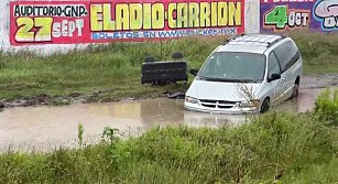 Camioneta Voyager gris desvalijada y atascada en Prolongación San Lorenzo